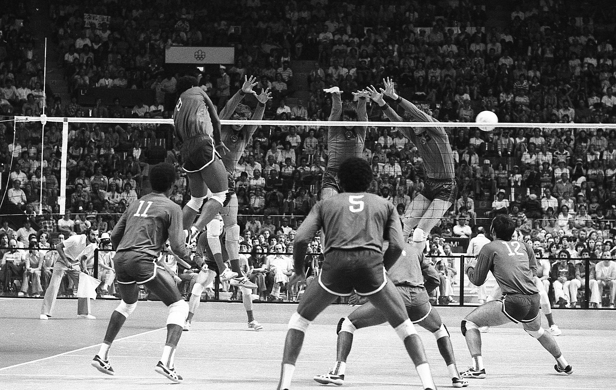 Первые международные соревнования по волейболу год. Волейбол Токио 1964. Волейбол в СССР 1964. Волейбольный матч СССР Бразилия 1983.